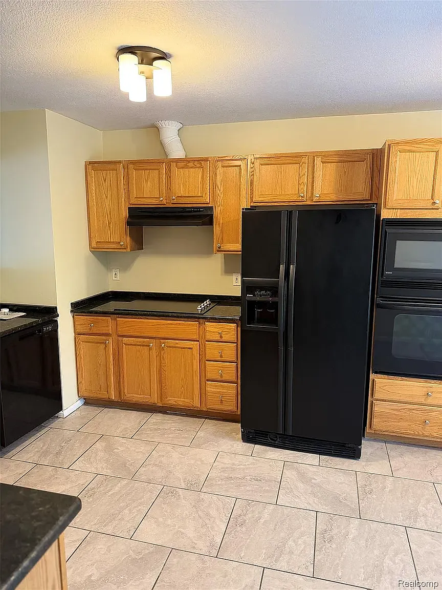 3 bed, 2.5 bath, 2200 sqft, $2,400 — Photo 4