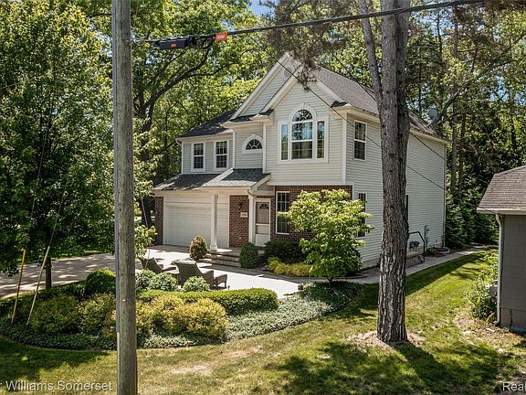 3rd image of 2480 Burleigh St
