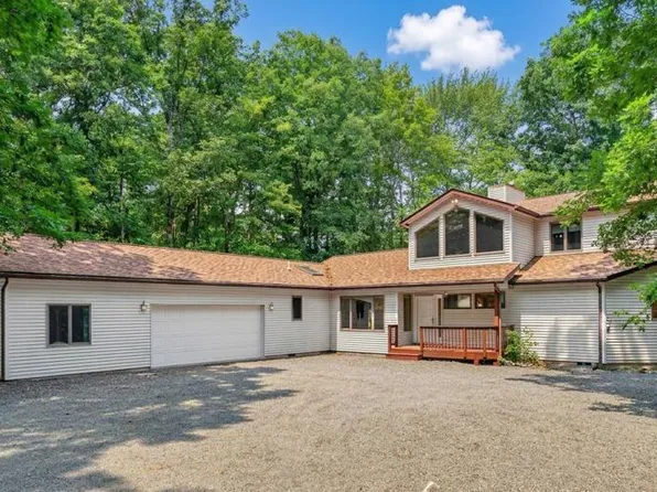 103 Rodeo Ln, Lords Valley, PA 18428