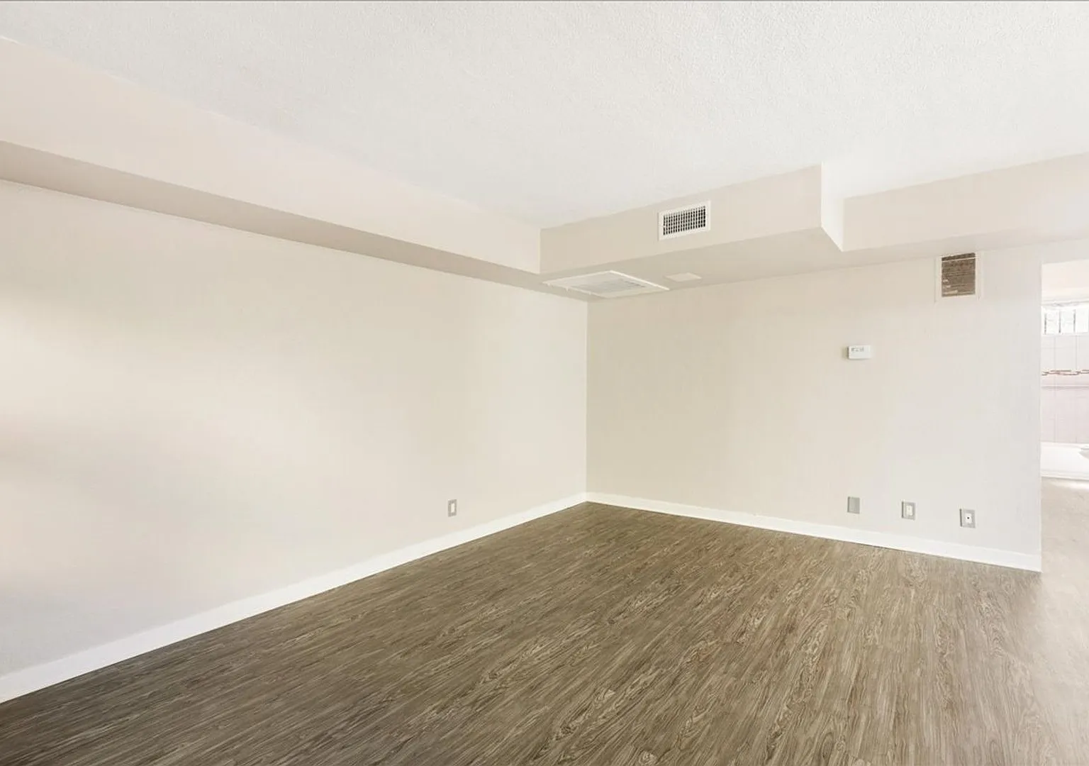 Beautiful One Bedroom Inglewood Apartment! — Photo 2