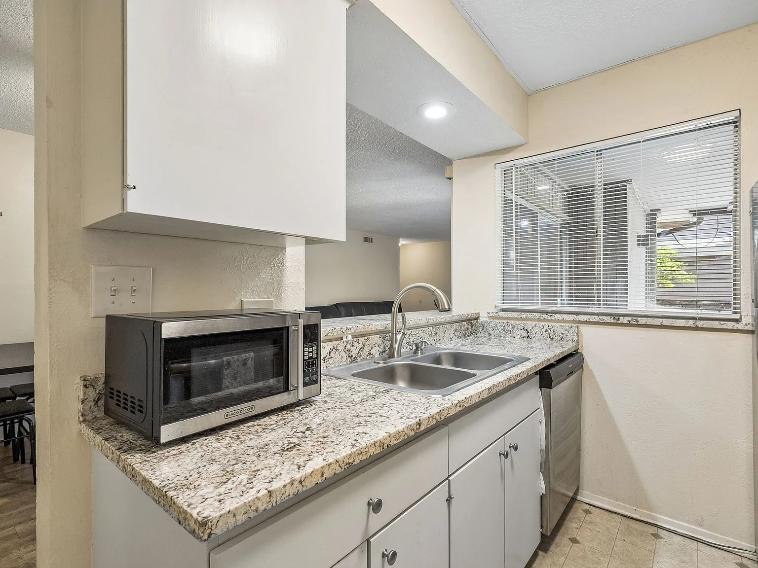 2 bed, 1008 sqft, $2,200 — Photo 2