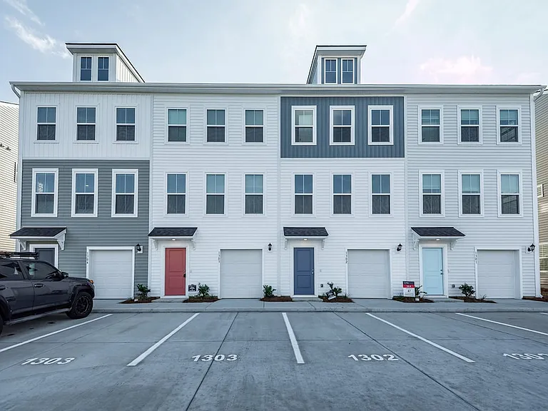 4633 Forest Hills Dr #1303 — Photo 1