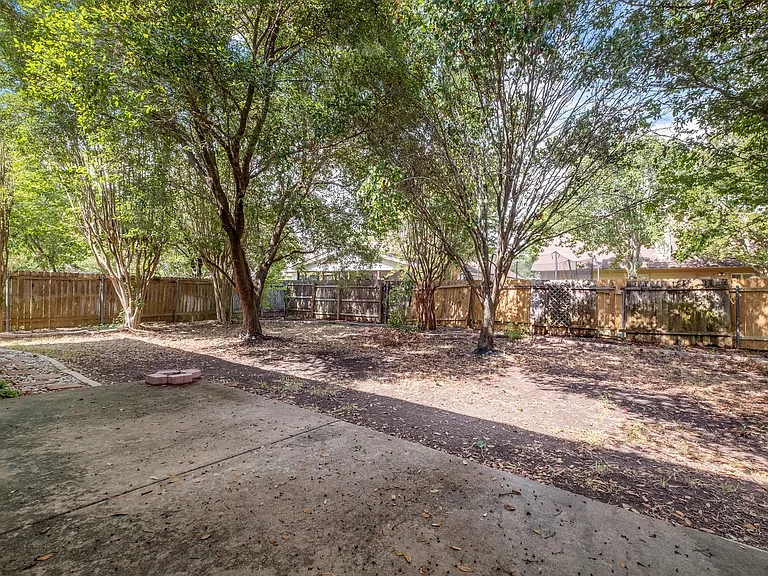 4229 Kingsburg Dr — Photo 32