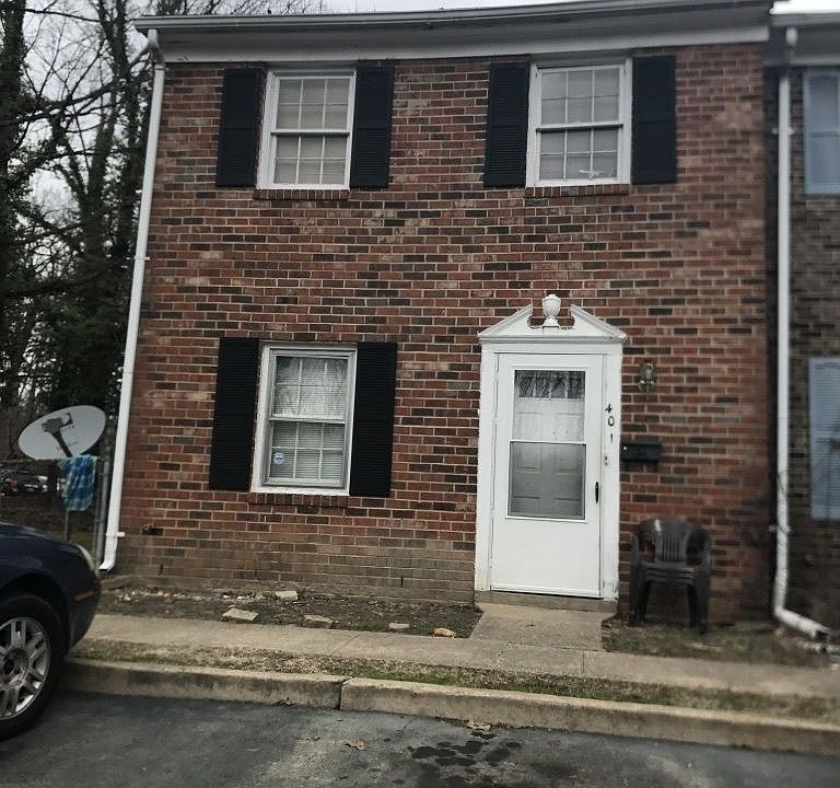 1st image of 401 Olde Greenwich Cir