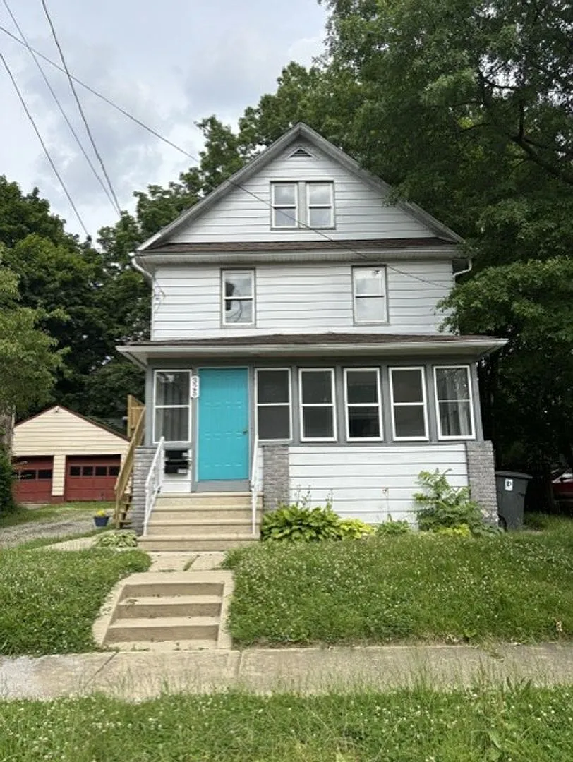 Charming 1 Bed Akron Upstairs Rental with Space and Included Appliances — Photo 2