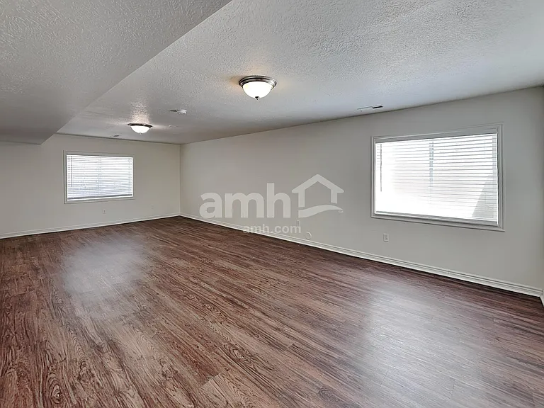 4384 N Maple Dr — Photo 17