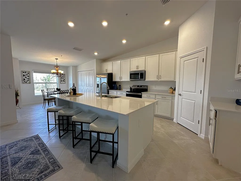 2 bed, 2.0 bath, 1596 sqft, $6,000 — Photo 4