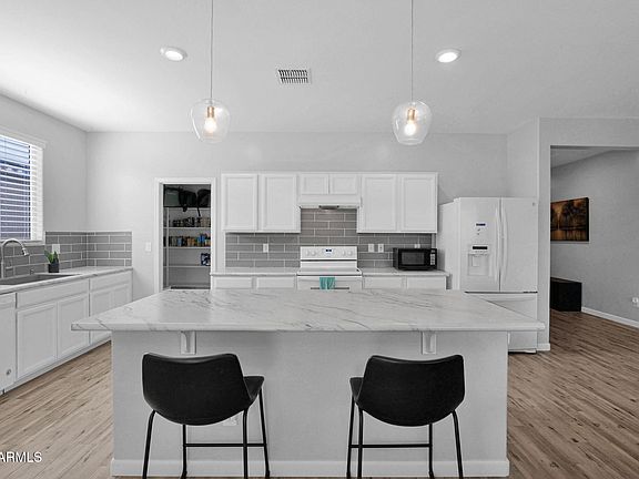 3rd image of 1818 E GROVE Street