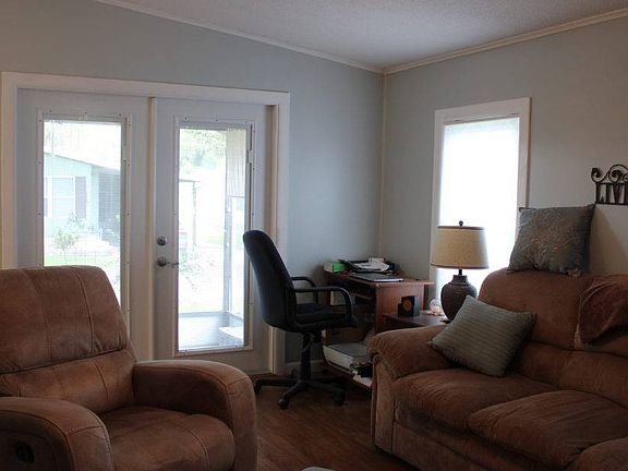 3rd image of 3807 Oakhurst Ln