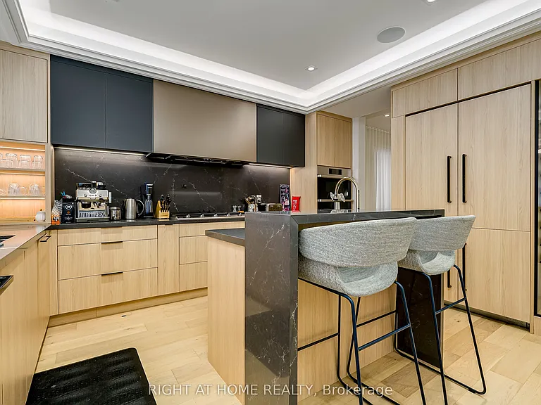585 Montbeck Cres — Photo 12