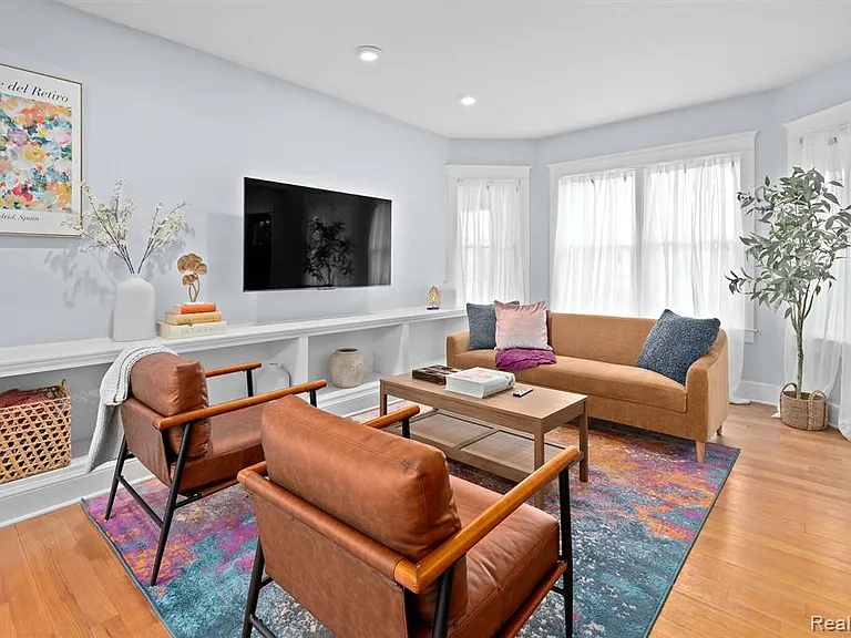 370 E Grand Blvd — Photo 5