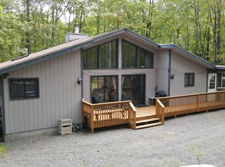 800 Bluestone Ct N, Hawley, PA 18428