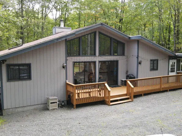 800 Bluestone Ct N, Hawley, PA 18428