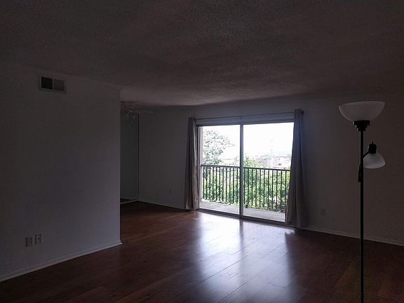 Living room (view of balcony)