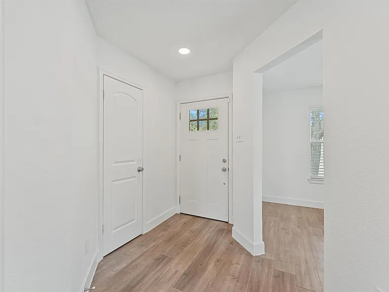 11210 Log Cabin Ln — Photo 3