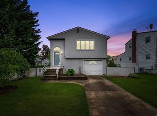 661 N Broome Ave, Lindenhurst, NY 11757