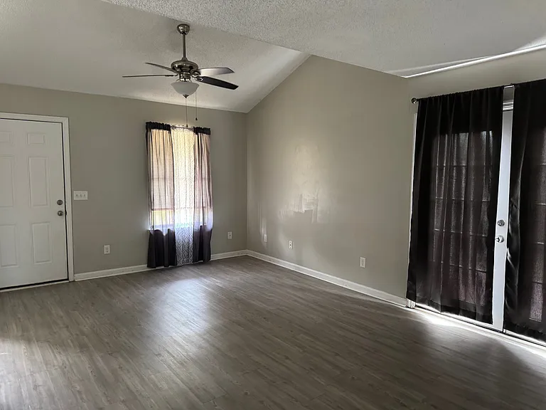 652 Windhaven Dr — Photo 3
