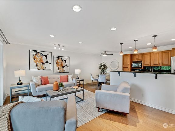 Open concept living! The kitchen, dining and living rooms flow easily together!>