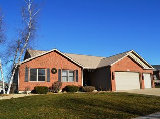 907 Wells Dr, Sycamore, IL 60178