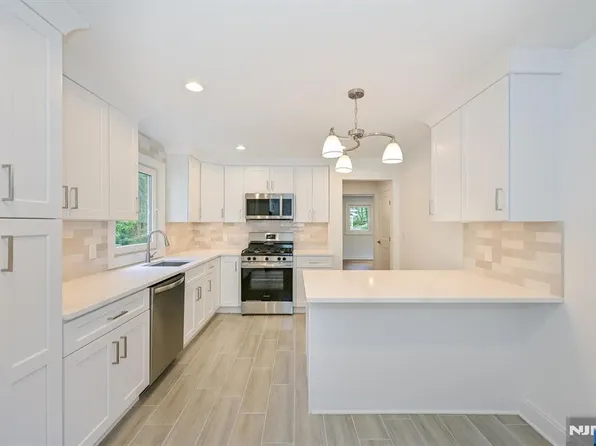 201 Dixon Ave, Dumont, NJ 07628