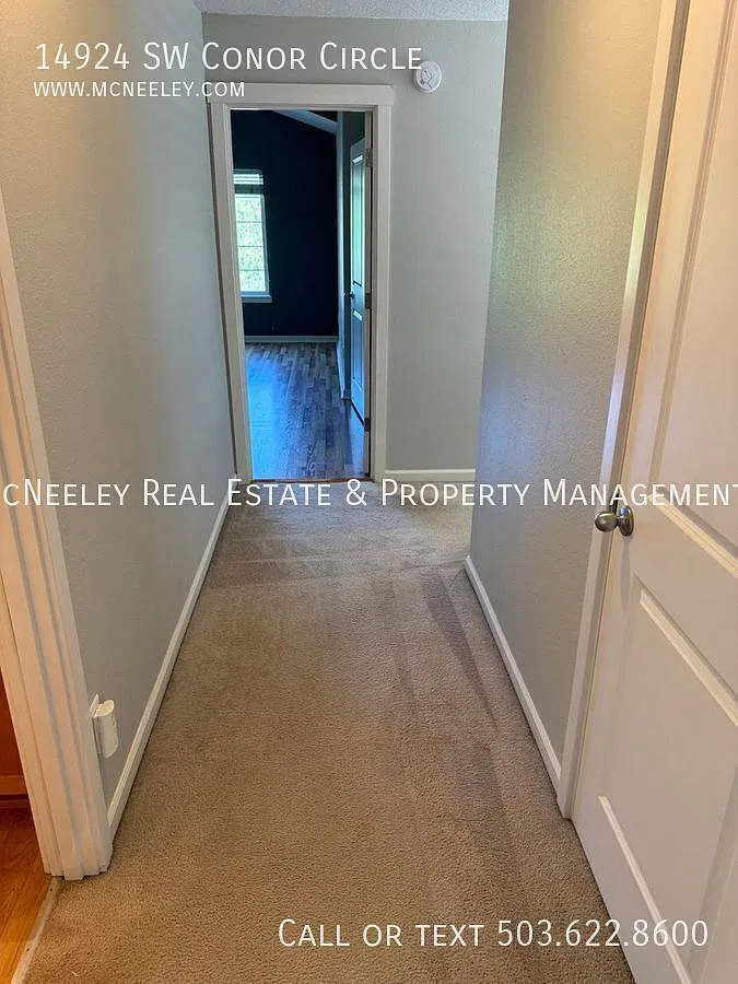 Three Bedroom End Unit Townhouse near Nike with Central A/C. — Photo 2