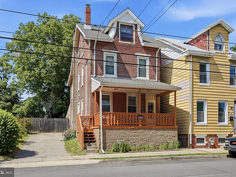 712 E Hector St — Photo 1