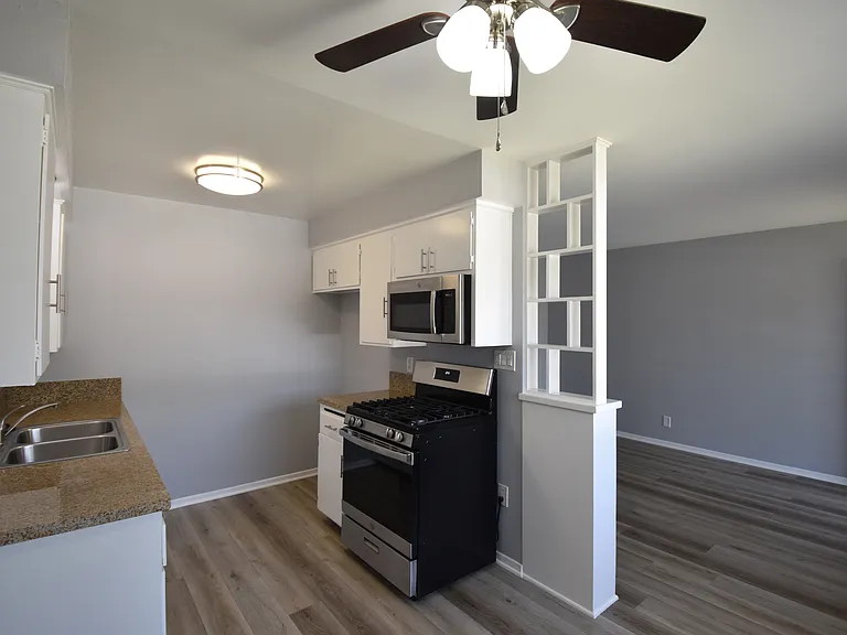 306 E Badillo St — Photo 8
