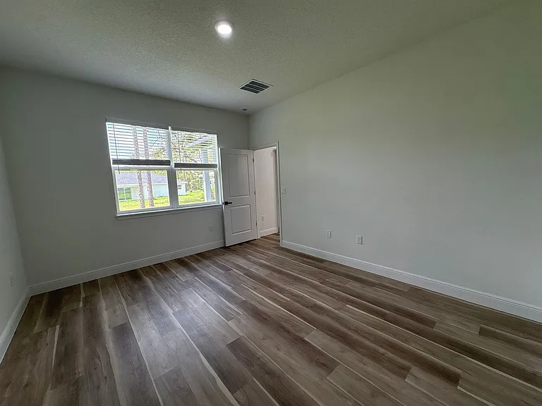 1852 W Quaker Ln — Photo 5