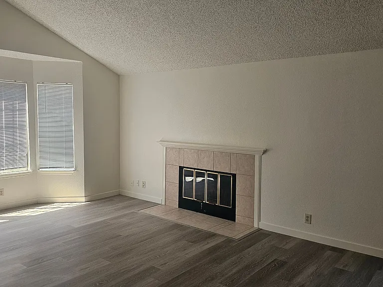 385 Portsmouth Ave — Photo 4