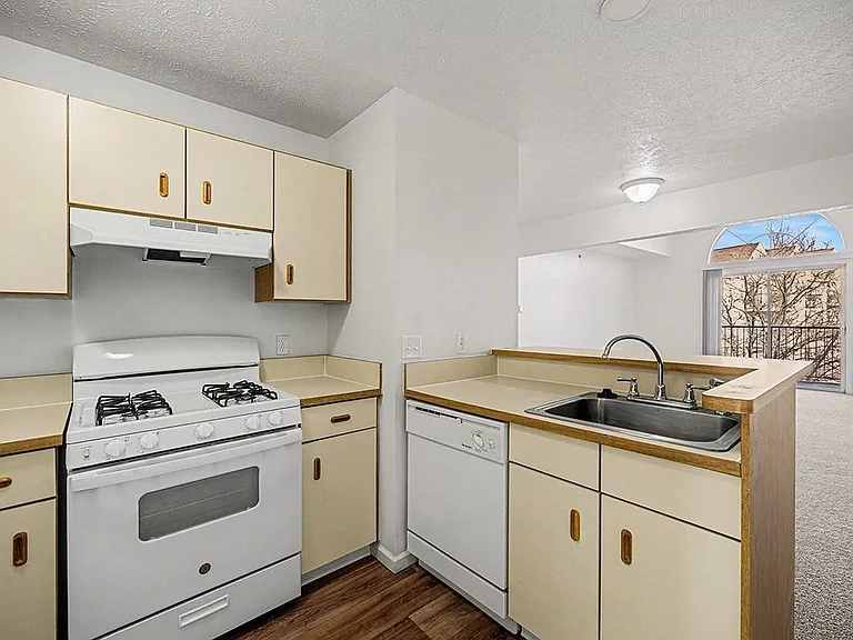 Brentwood Park Apartments — Photo 29