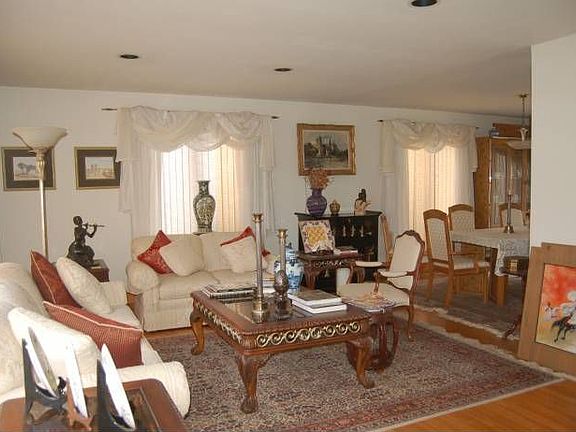 3rd image of 154 Delside Dr