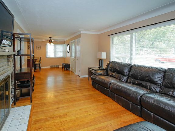 216 Colonial Ave-105