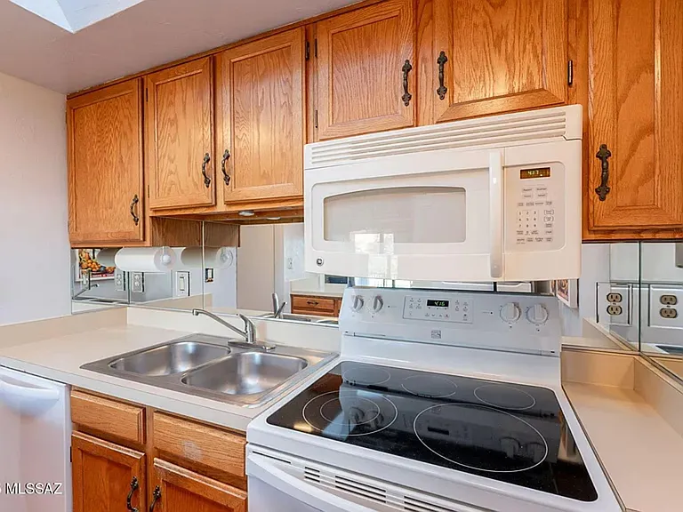 2521 S Calle De Humes — Photo 8