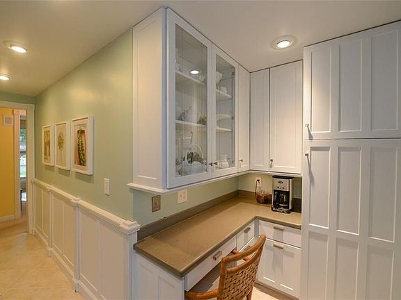 5th image of 414 Oak Manor Dr
