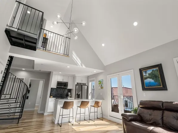 254 Everett St #3, Boston, MA 02128