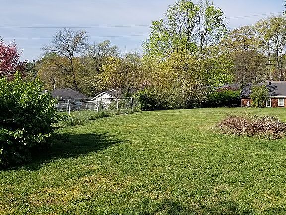 4th image of 319 Lexington Dr
