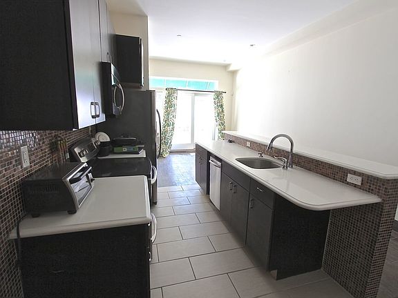 5th image of 186 Green St APT 1R