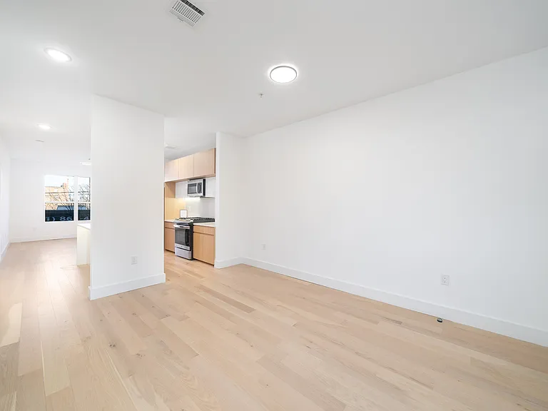649 38th St #211 — Photo 9