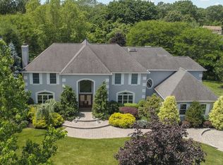 9 Landing Ct, Dix Hills, NY 11746