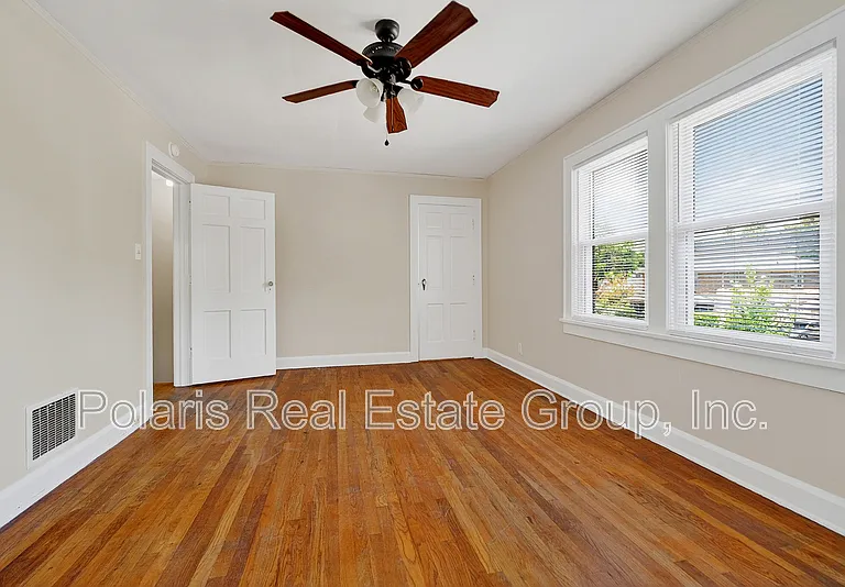 717 E 60th St — Photo 14
