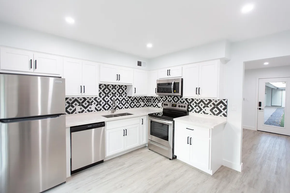Building Photo - 2302 N 29th Pl #1