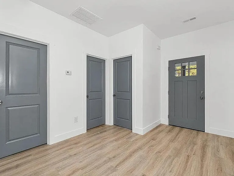 206 Essex Dr — Photo 4