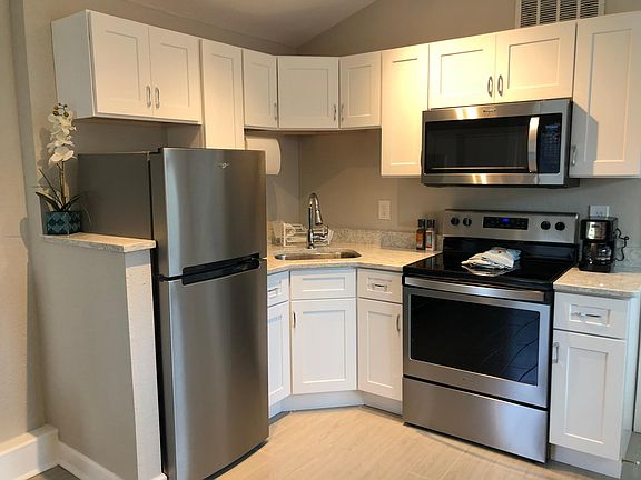Stainless, full size appliances, fully equipped kitchen