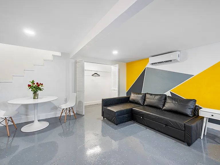 725 NE 7th St #B — Photo 4