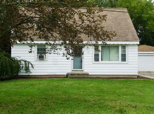 17 Clover Dr, Crystal Lake, IL 60014