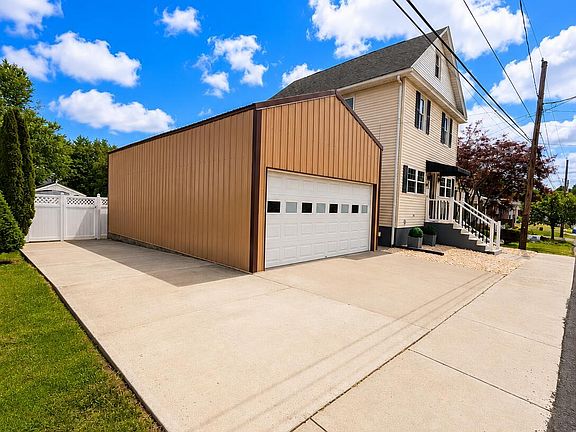 3rd image of 807 Murray St