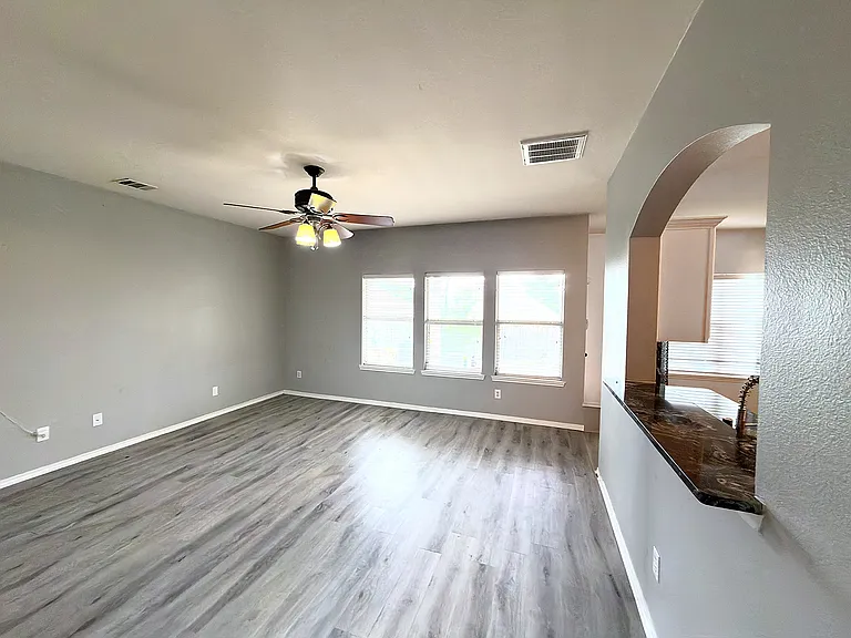 317 Sheridan Rd — Photo 6