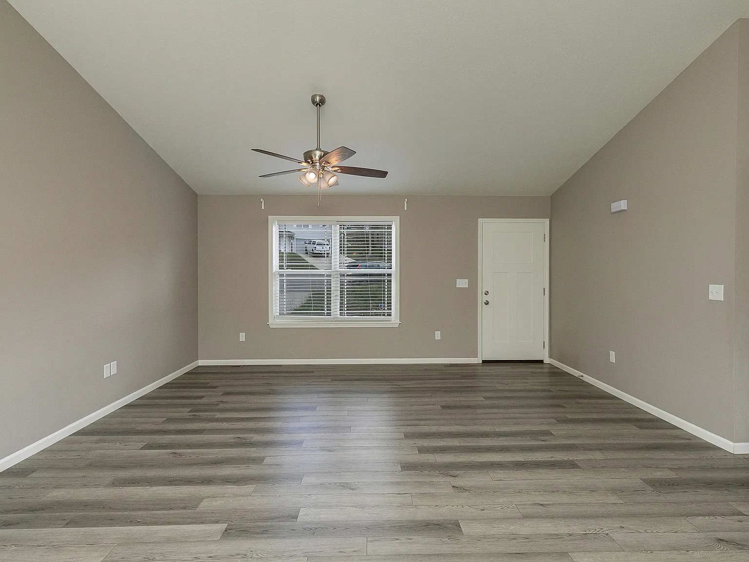 6 bed, 2238 sqft, $2,700 — Photo 4