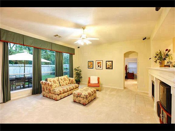 Living room has laminate flooring now (new photo coming soon