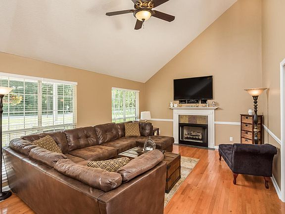 4th image of 382 Ashley Dr